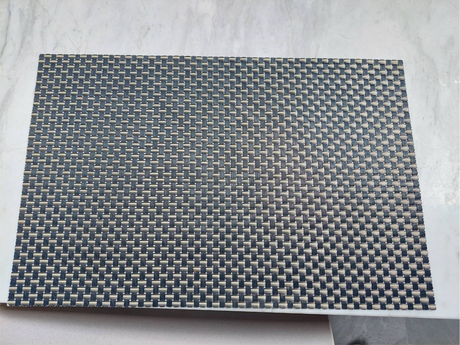 เสื่อรองจานพลาสติกสาน -ตารางใหญ่สีเงิน Code: 005-TW-PPM-113