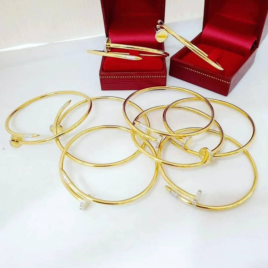 พร้อมส่งและสั่งผลิตกำไลข้อมือทองเพชรแท้ ตะปูแบบแจ็คสัน หวังสุดฮิตตัวเรือนหนาแข็งแรง แต่งงาน หมั้น ใส่เที่ยว ออกงาน ทองคำ 9K เพชรแท้ 0.19 กะรัต 17 เม็ด ราคาถูกมาก ส่งฟรี