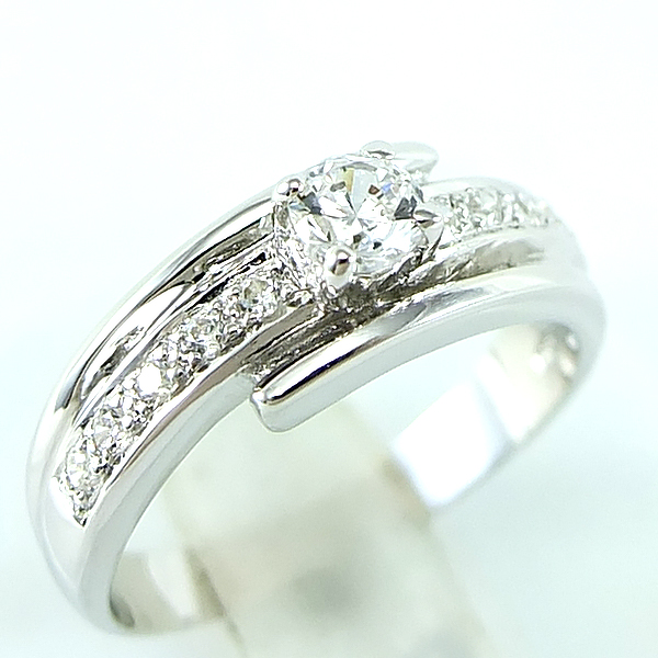 แหวนเงินแท้ราคาถูกชุบทองคำขาว เพชรCZเม็ดกลาง 0.25 กะรัต เพชรCZเม็ดข้าง 0.15 กะรัต งานประณีตสวยงาม สั่งผลิตค่ะ