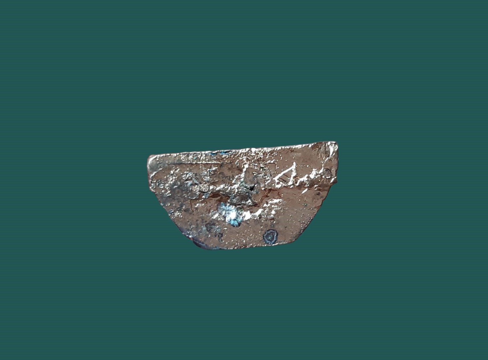 รูปเหมือนหล่อ สมเด็จ องค์ปฐม วัดโขงขาว จ.เชียงใหม่ หลวงพ่อฤาษีลิงดำ วัดท่าซุง เนื้อตะกั่วชุบทองโรยกากเพชร ขนาด 2 x 3.7 cm.