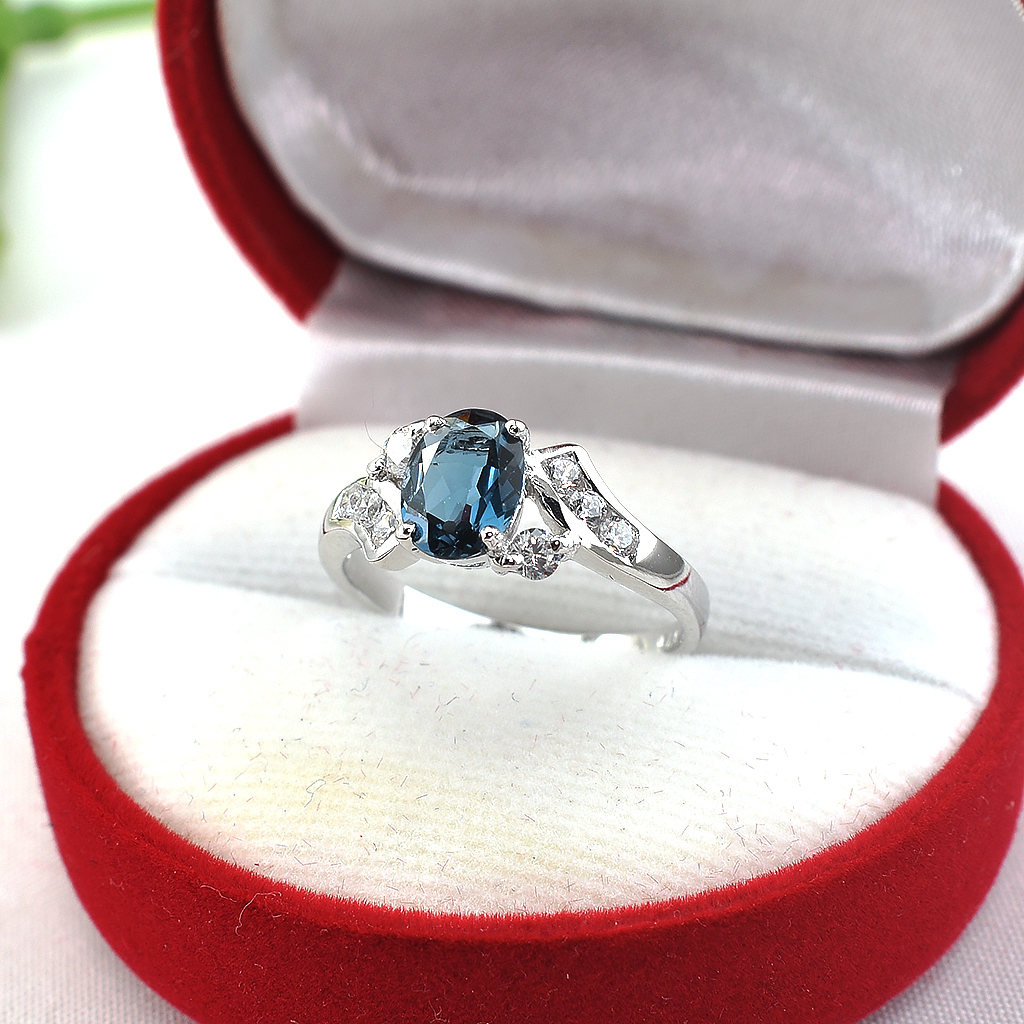 แหวนเงินแท้ราคาถูกชุบทองคำขาว ลอนดอนบลูโทปาซแท้ 1.65 กะรัต เพชรCZ 0.21 กะรัต งานประณีตสวยงาม สั่งผลิตค่ะ