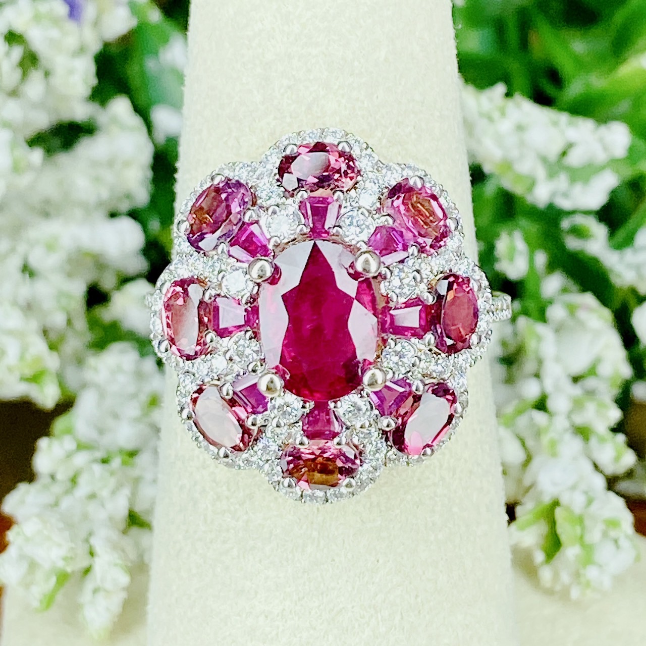 แหวนพลอยรูบีไลท์รูปไข่ Oval Shaped ล้อมเพชร ทรง Pinky Star โดยใช้พลอยสีชมพูพิ้งค์ทัวมารีน Mixed Cut ประดับรอบนอก ใช้เพชรน้ำ 100 ทำให้พลอยรูบีไลท์สีสวยเด่นชัดมากยิ่งขึ้น