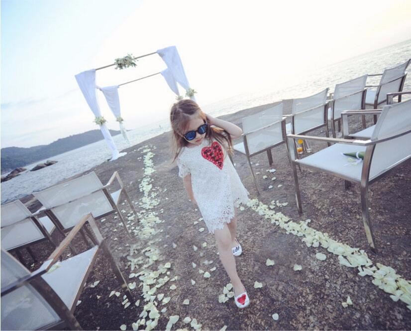 ชุดเด็ก : เดรสผ้าลูกไม้สีขาว แต่งหัวใจสีแดง