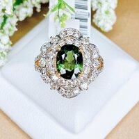 แหวนพลอยเขียวส่องประดับเพชร (Design Cocktail Ring) เขียวส่องเม็ดมาใหม่ สีสวยเหลี่ยมเล่นไฟ เจียระไนแบบเหลี่ยมเพชรรูปไข่ (Oval Shape) ล้อมเพชรสวย ไฟเต็มทุกเม็ด