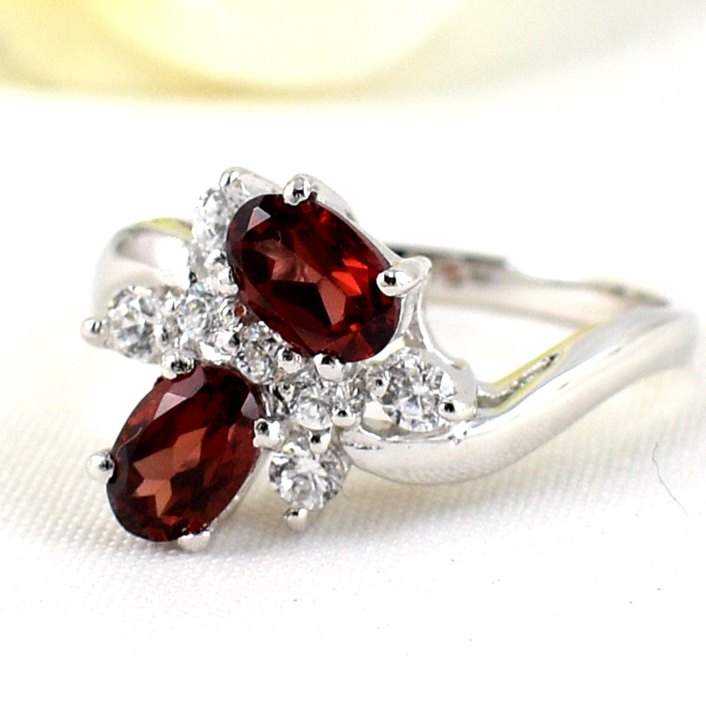 แหวนเงินแท้ราคาถูกชุบทองคำขาว พลอยแท้โกเมน 1.14 กะรัต เพชรCZ 0.235 กะรัต งานประณีตสวยงาม สั่งผลิตค่ะ