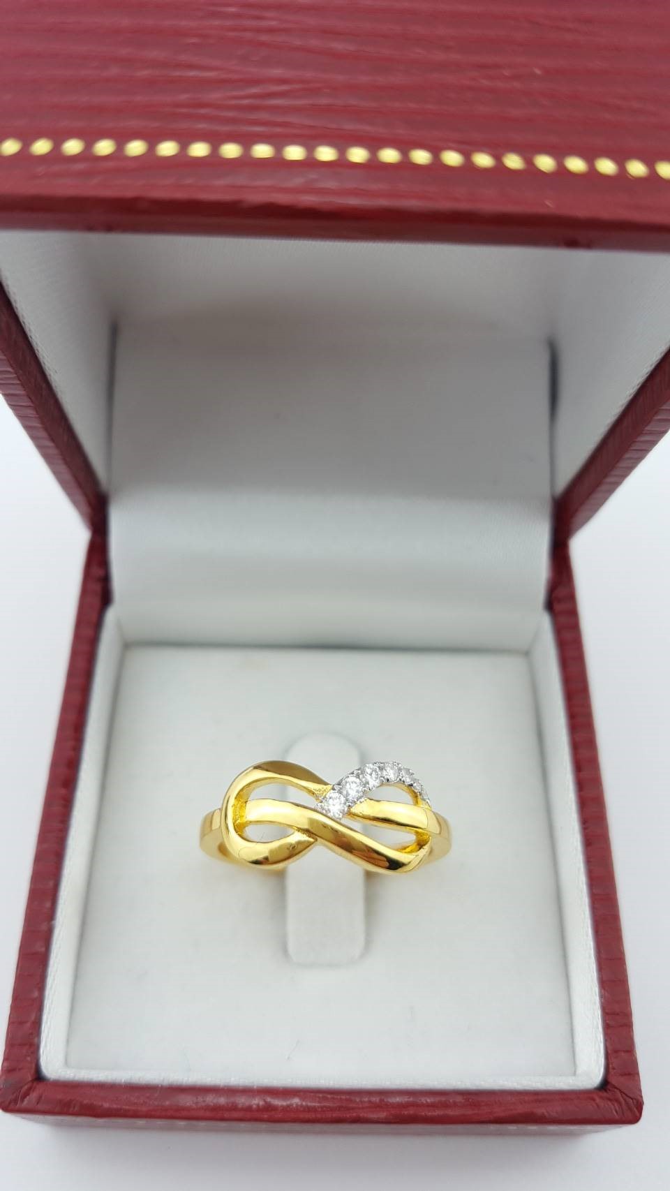 สั่งผลิตเพชรเบลเยี่ยมคัท แหวนแต่งงาน แหวนหมั้น ใส่เที่ยว ออกงาน แหวนทองคำ 18K เพชรแท้ 0.10 กะรัต 3.42 กรัม น้ำ 99 ราคาถูกมาก มีใบรับประกันค่ะ