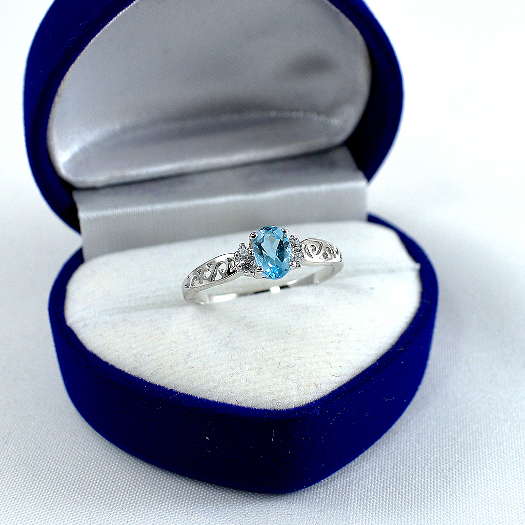 แหวนเงินแท้ราคาถูกชุบทองคำขาว สวิสบลูโทปาซแท้ 0.65 กะรัต เพชรCZ 0.04 กะรัต งานประณีตสวยงาม สั่งผลิตค่ะ