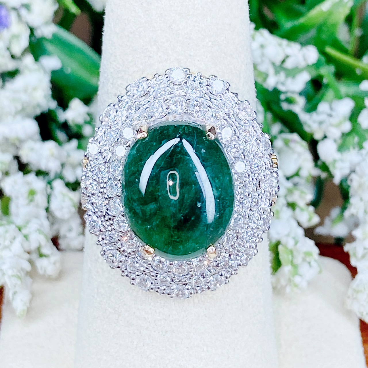 แหวนมรกตสีสวยเม็ดใหญ่ 12ct!!!! มรกตล้อมเพชรฟูๆเลยค่ะ แต่งบ่าข้างตัวเรือนทอง กระเปาะฉลุลายสวย วงนี้เพชรมาเยอะมาก เพชรสวยเล่นไฟ