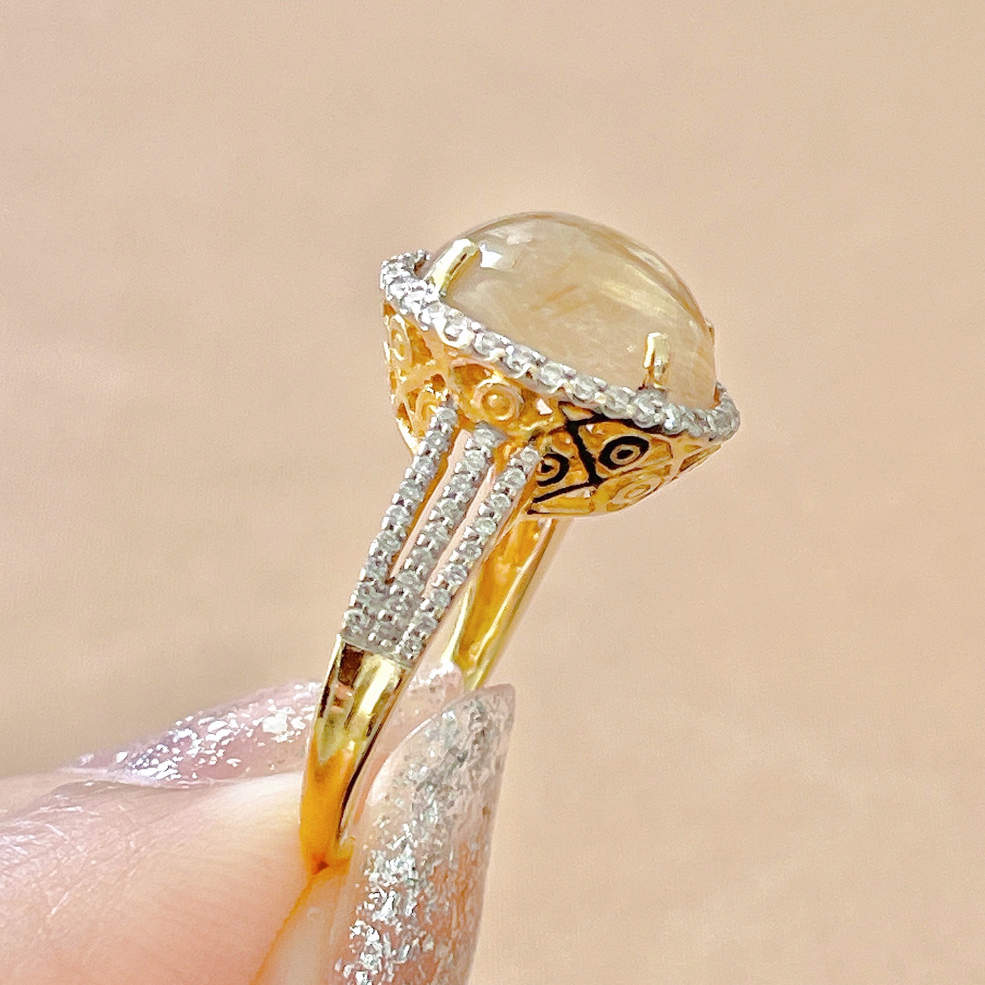 ไหมทองทรงกลม ล้อมเพชรน้ำ 100 “Natural Rutilated Quartz” ไหมทอง cutting เป็นหลังเบี้ย ไหมแน่น ไหมธรรมชาติ เส้นชัดเจน