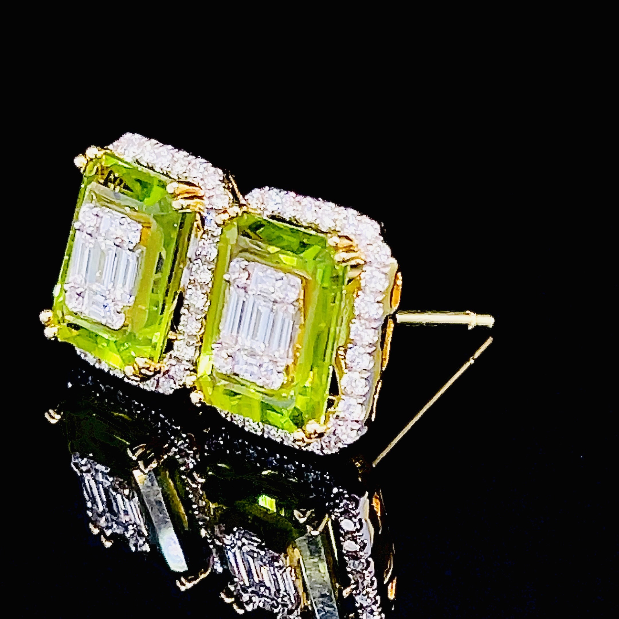 ต่างหู Natural Green Peridot โดยชุดผลงานนี้เราใช้ Peridot อัญมณีสีเขียวสวย สีเขียวใบมะกอก