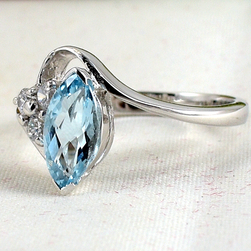 แหวนเงินแท้ราคาถูกชุบทองคำขาว สกายบลูโทปาซแท้ 1.25 กะรัต เพชรCZ 0.18 กะรัต งานประณีตสวยงาม สั่งผลิตค่ะ