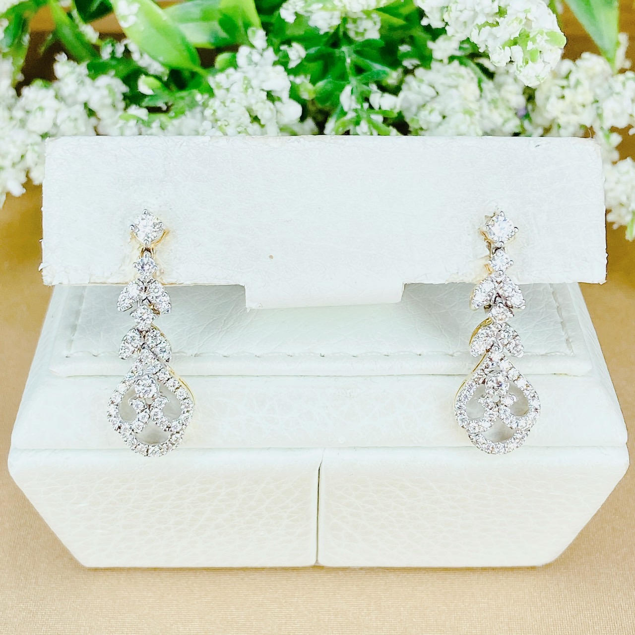 ต่างหูดอกไม้คู่ยาวฝังเพชร ดีไซน์สวยหรูหราตัวเรือนทอง 18K เพชรขาวน้ำงาม เปล่งประกายเล่นไฟแน่นอนค่ะ