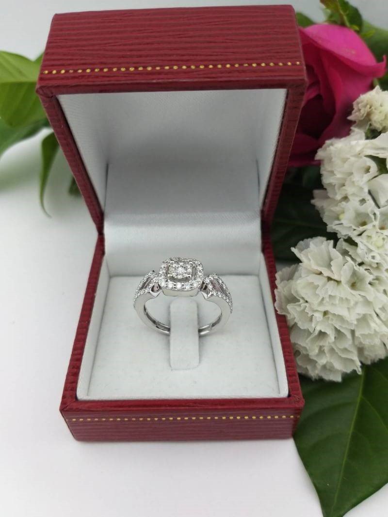 สั่งผลิตเพชรเบลเยี่ยมคัท แหวนแต่งงาน แหวนหมั้น ใส่เที่ยว ออกงาน แหวนทองขาว 18K เพชรแท้ 0.61 กะรัต 3.92 กรัม น้ำ 99 ราคาถูกมาก มีใบรับประกันค่ะ