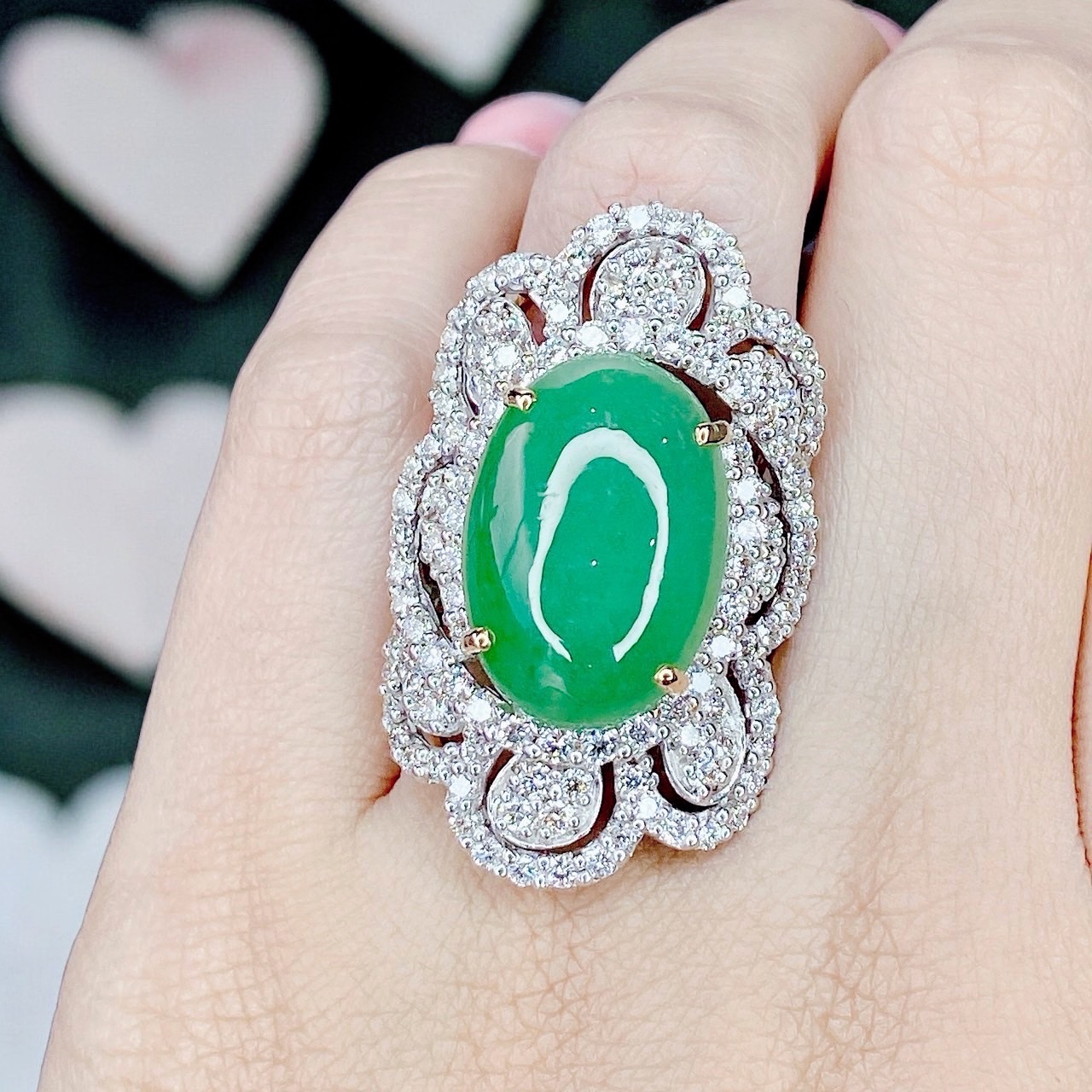 แหวนพลอยหยกพม่าหลังเบี้ย รูปไข่ Oval Shaped มาเม็ดใหญ่ ฝังเพชรดีไซน์สวยอลังการ อีก 3กะรัต‼️ วงนี้เพชรขาวสวยมากค่ะ เพชรน้ำ 98 หน้ากว้าง ใส่สวยเต็มหน้านิ้วเลยค่ะ ทองมาหนักเกือบบาท ราคานี้คุ้มสุดๆ