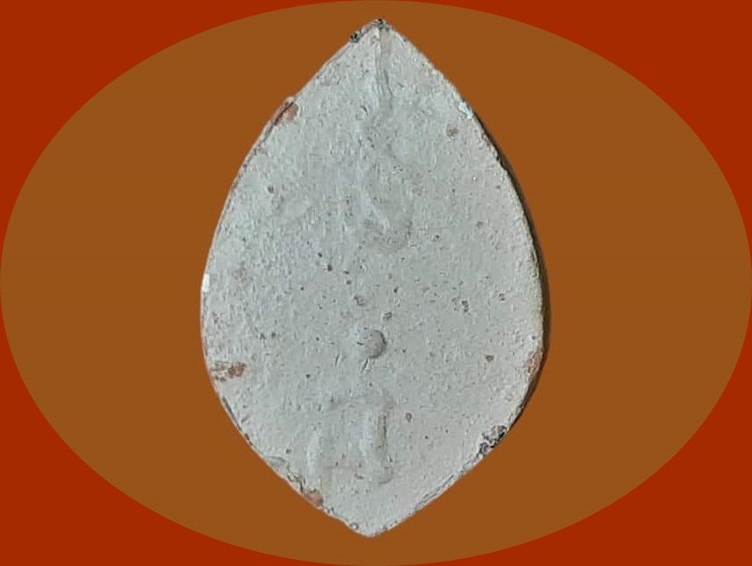 สมเด็จ โพธิ์เม็ด กลีบบัว เนื้อผง หลังยันต์