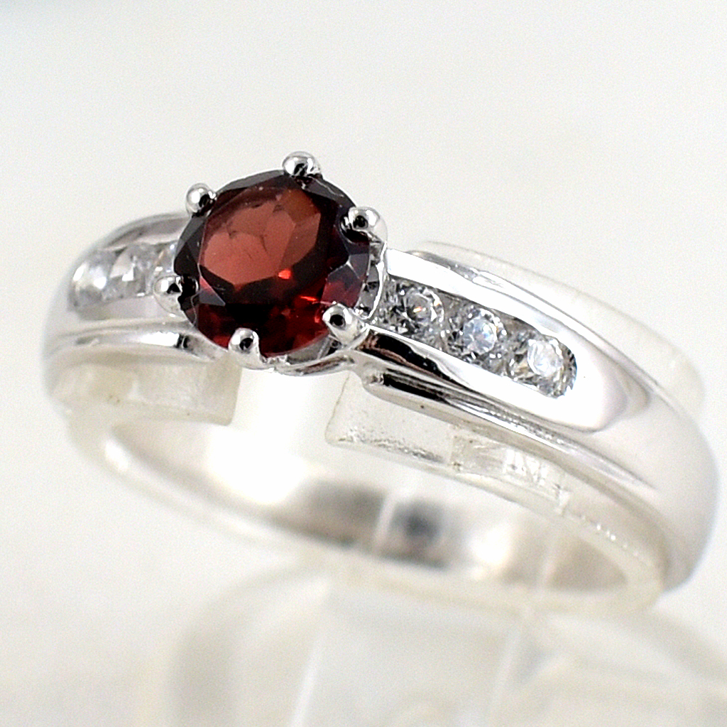 แหวนเงินแท้ราคาถูกชุบทองคำขาว พลอยแท้โกเมน 0.65 กะรัต เพชรCZ 0.15 กะรัต งานประณีตสวยงาม สั่งผลิตค่ะ