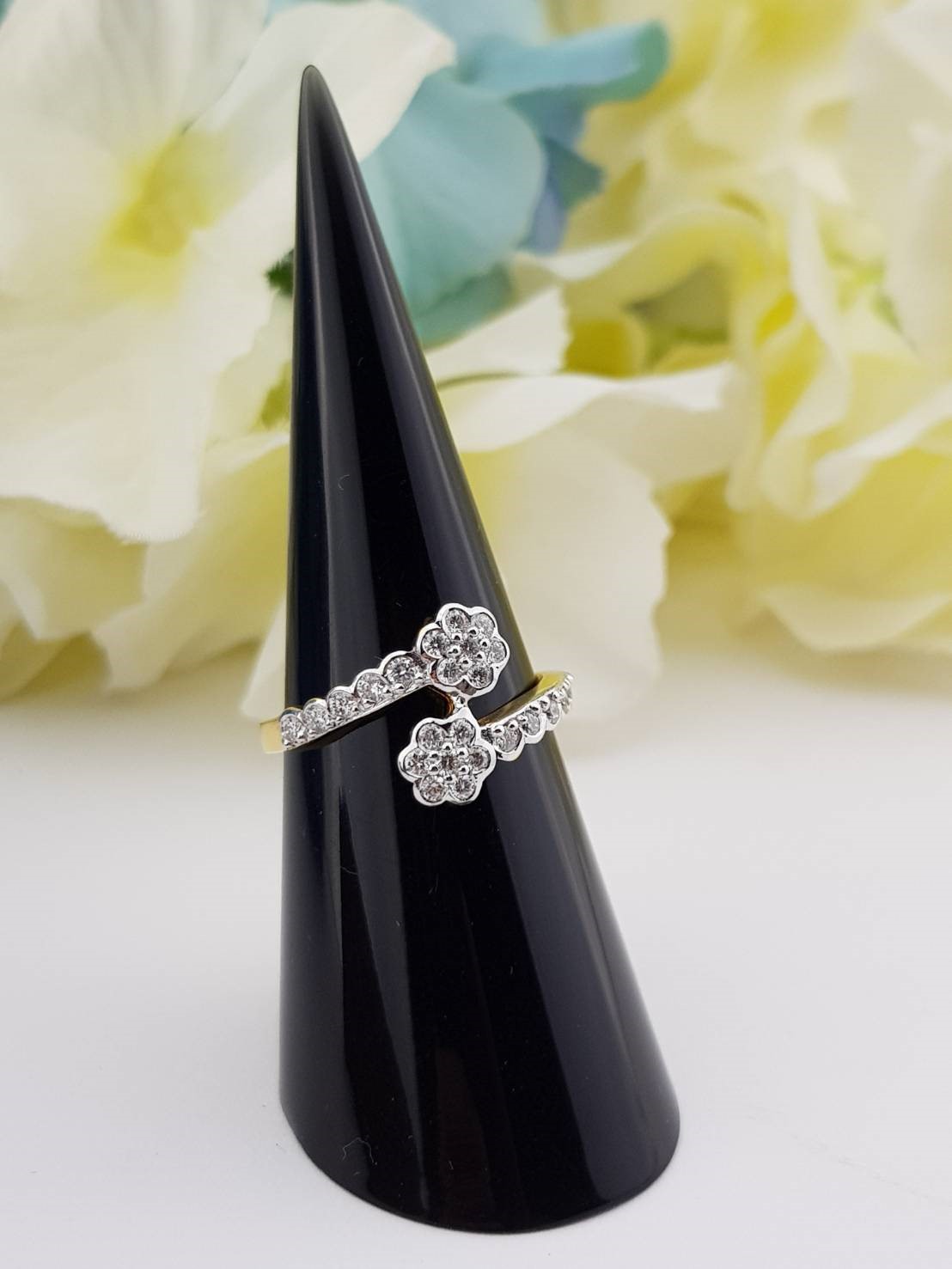 สั่งผลิตเพชรเบลเยี่ยมคัท แหวนแต่งงาน แหวนหมั้น ใส่เที่ยว ออกงาน แหวนทองคำ 18K เพชรแท้ 0.38 กะรัต 3.00 กรัม น้ำ 99 ราคาถูกมาก มีใบรับประกันค่ะ