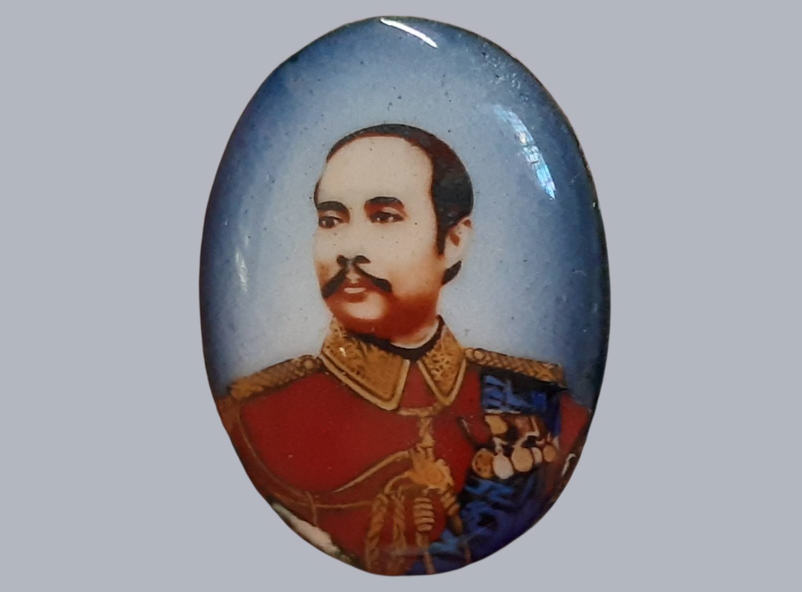 ล็อคเก็ต รัชกาลที่ 5 ภาพเขียนสี กระเทาะล่างนิดหน่อย กว้าง 1.8 cm สูง 2.6 cm