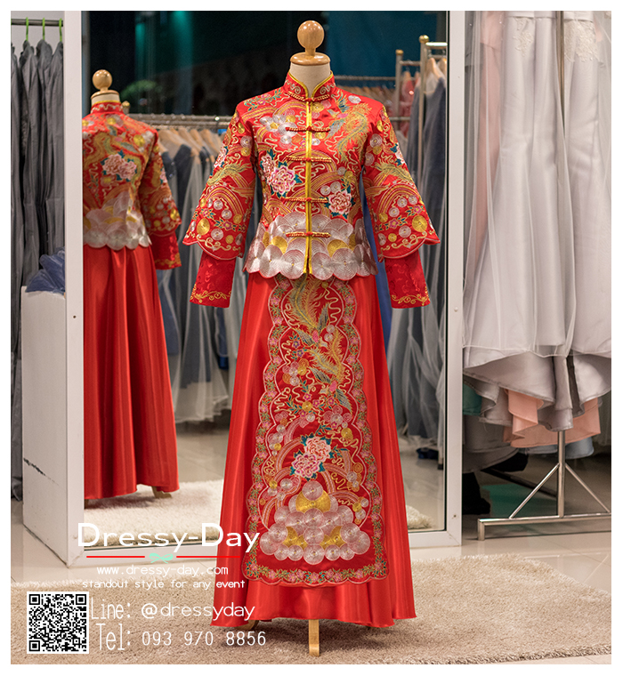 รหัส ชุดกี่เพ้า :KPL086 ชุดกี่เพ้าประยุกต์สำหรับเป็นชุดกี่เพ้าแต่งงานสวยๆ พร้อมส่ง แบบยาว ผ้าไหมทอเนื้อดีแขนยาว งานปักมือสุดเนี๊ยบ ใส่เป็นชุดพิธียกน้ำชา ชุดส่งตัวเจ้าสาว ชุดถ่ายพรีเวดดิ้งหรือชุดแต่งงานตามธรรมเนียมจีนโบราณสวยหรู สง่า คุณภาพระดับห้องเสื้อ