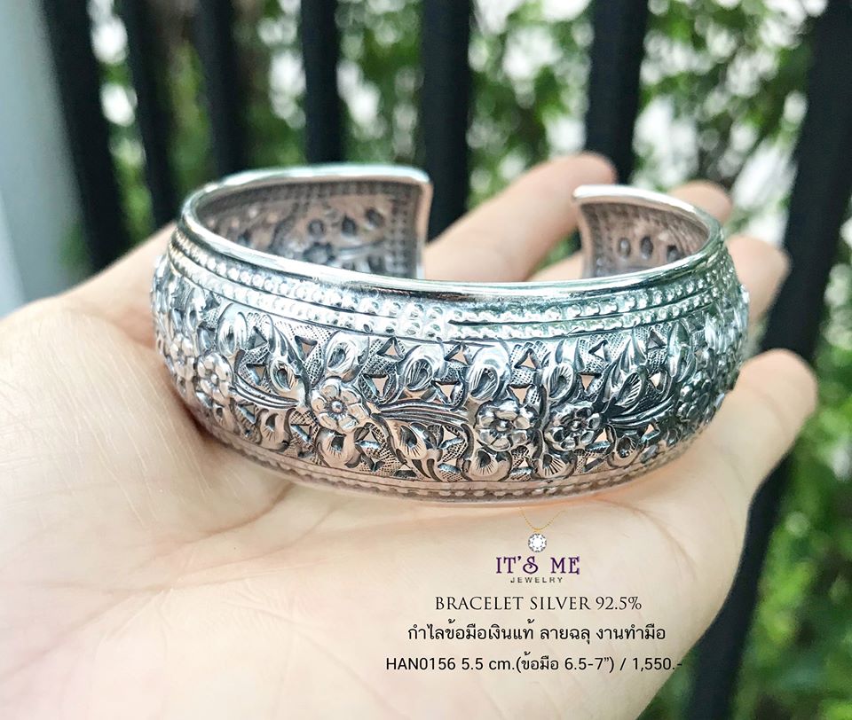 กำไลข้อมือเงินแท้ งานทำมือ กำไลแบบโค้งฉลุลายดอกไม้-รมดำ งานจริงเล่นลายสวยมากๆ