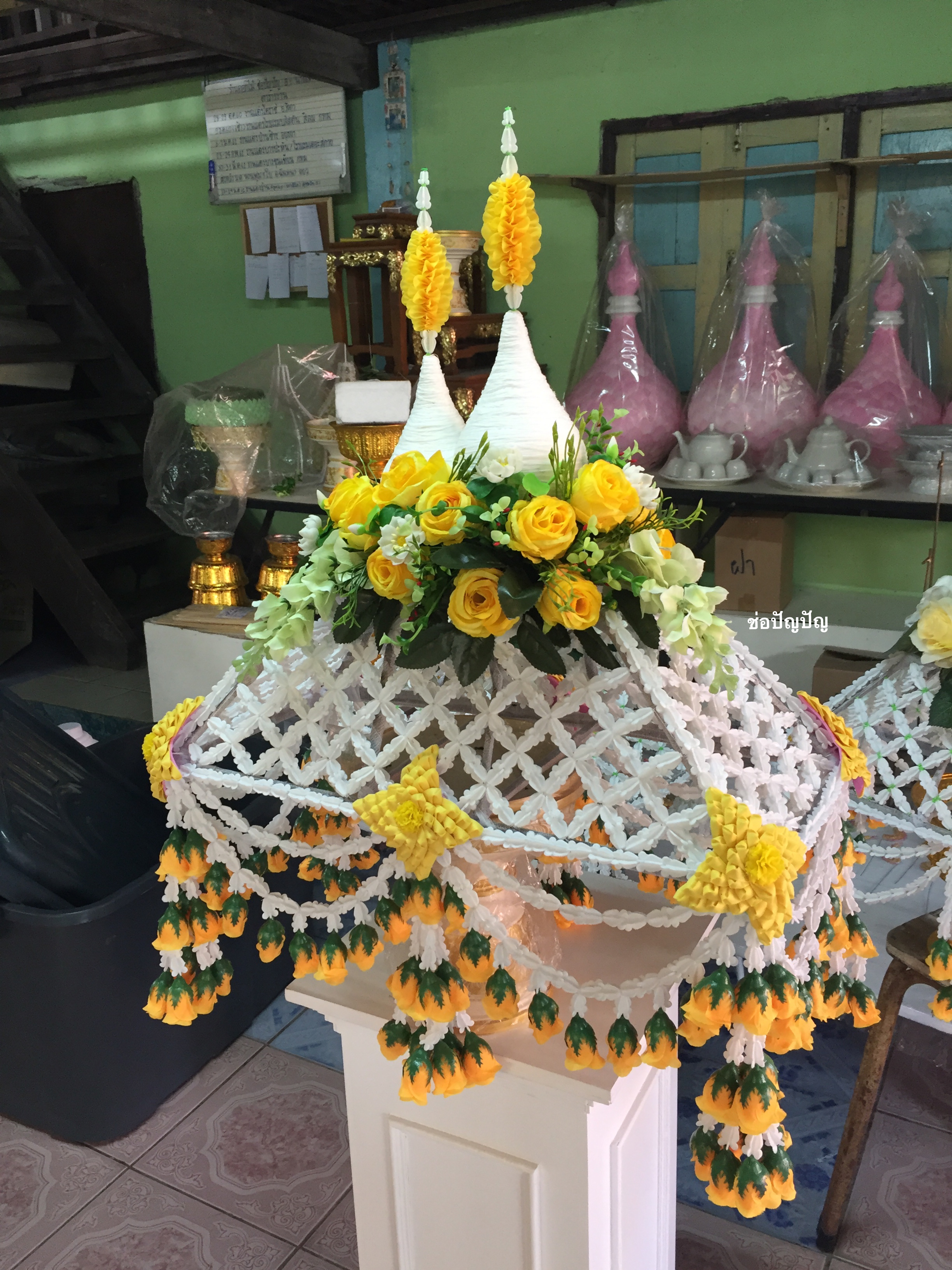 ที่คลุมผ้าไตรดอกไม้ประดิษฐ์