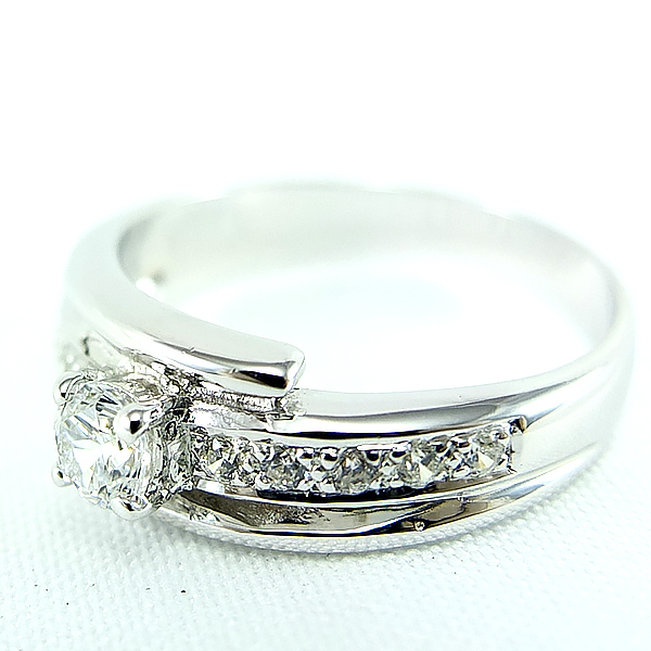 แหวนเงินแท้ราคาถูกชุบทองคำขาว เพชรCZเม็ดกลาง 0.25 กะรัต เพชรCZเม็ดข้าง 0.15 กะรัต งานประณีตสวยงาม สั่งผลิตค่ะ