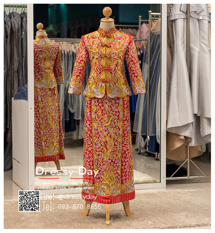 รหัส ชุดกี่เพ้า :KPL079 ชุดกี่เพ้าประยุกต์สำหรับเป็นชุดกี่เพ้าแต่งงานสวยๆ พร้อมส่ง แบบยาว ผ้าไหมทอมังกรลายนูนเนื้อดีตัดเย็บด้วยเทคนิคพิเศษ แขนยาว ใส่เป็นชุดพิธียกน้ำชา ชุดส่งตัวเจ้าสาว ชุดถ่ายพรีเวดดิ้งหรือชุดแต่งงานตามธรรมเนียมจีนโบราณสวยหรู