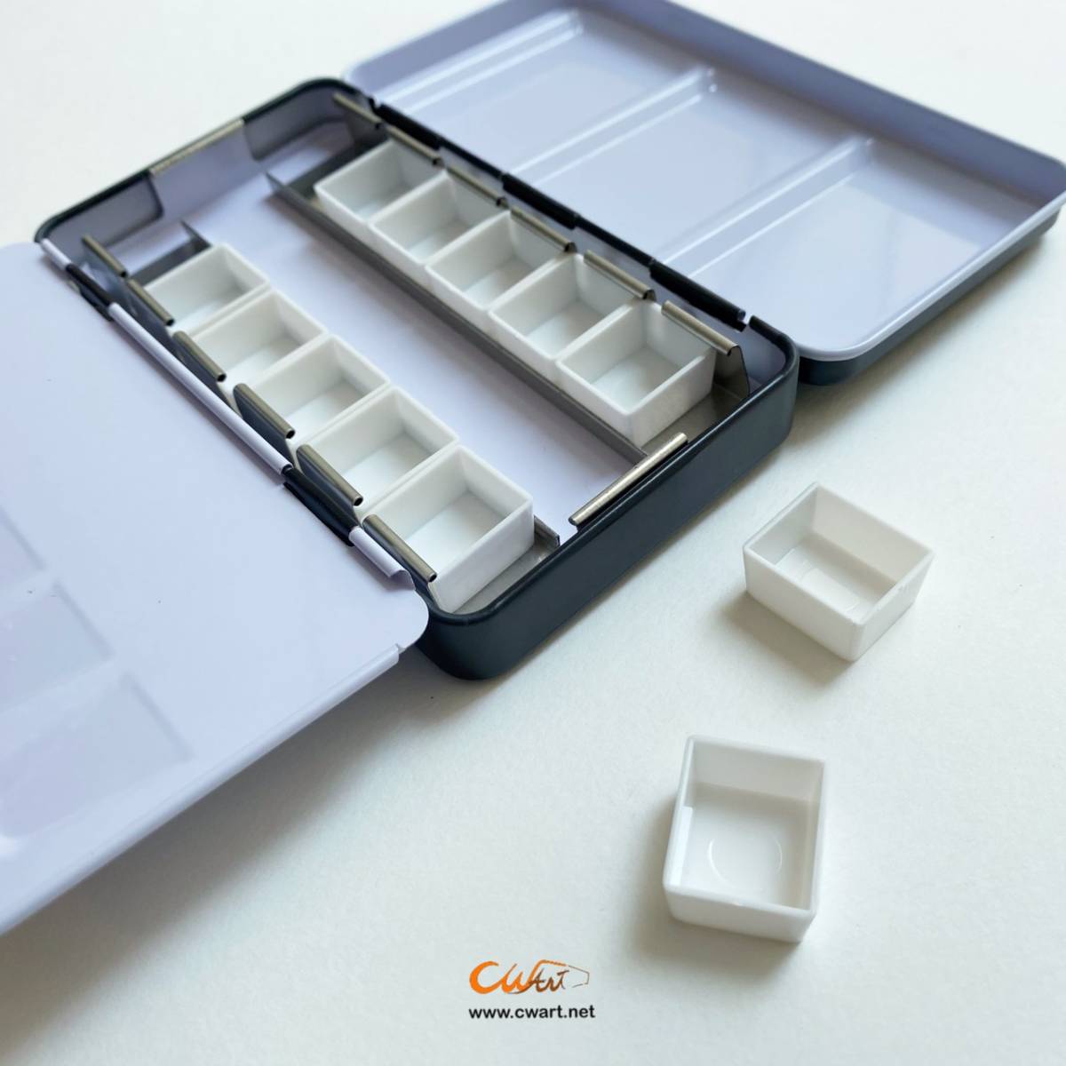 จานสีน้ำตลับโลหะ Museo + 12 แพน