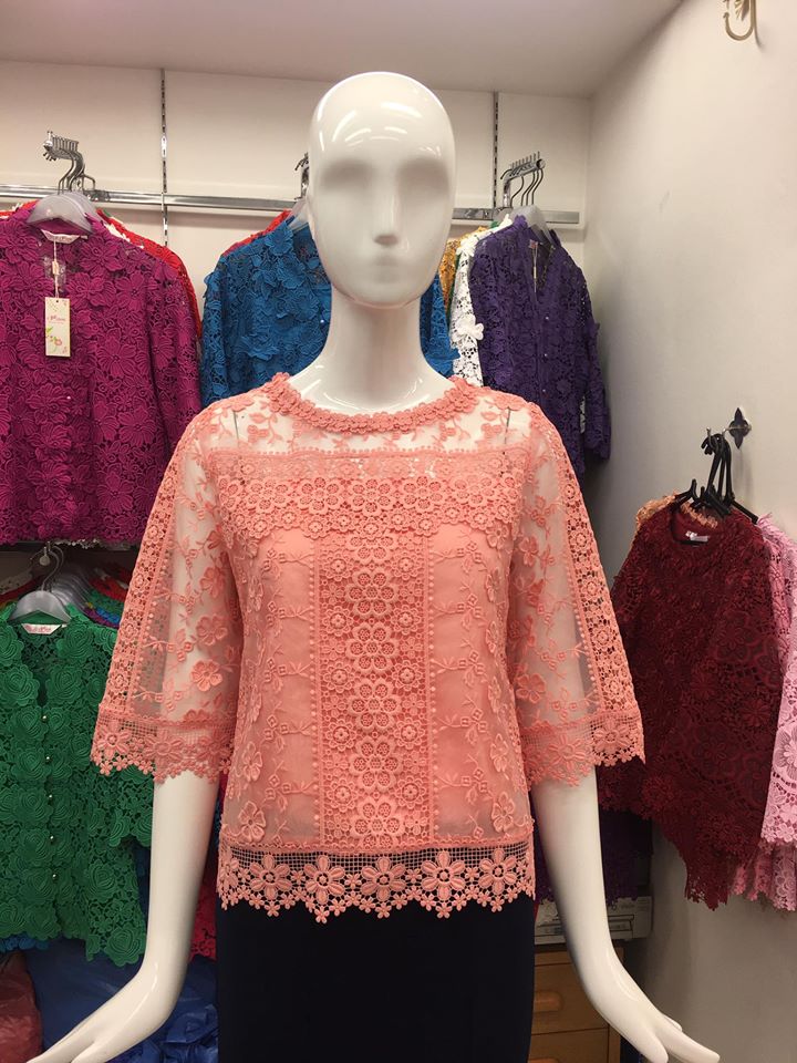 เสื้อลูกไม้ดอกลอยสวิส สีหวาน ม่วง โอรส ฟ้า เขียวอ่อน และชมพู ราคา 1800 บาท