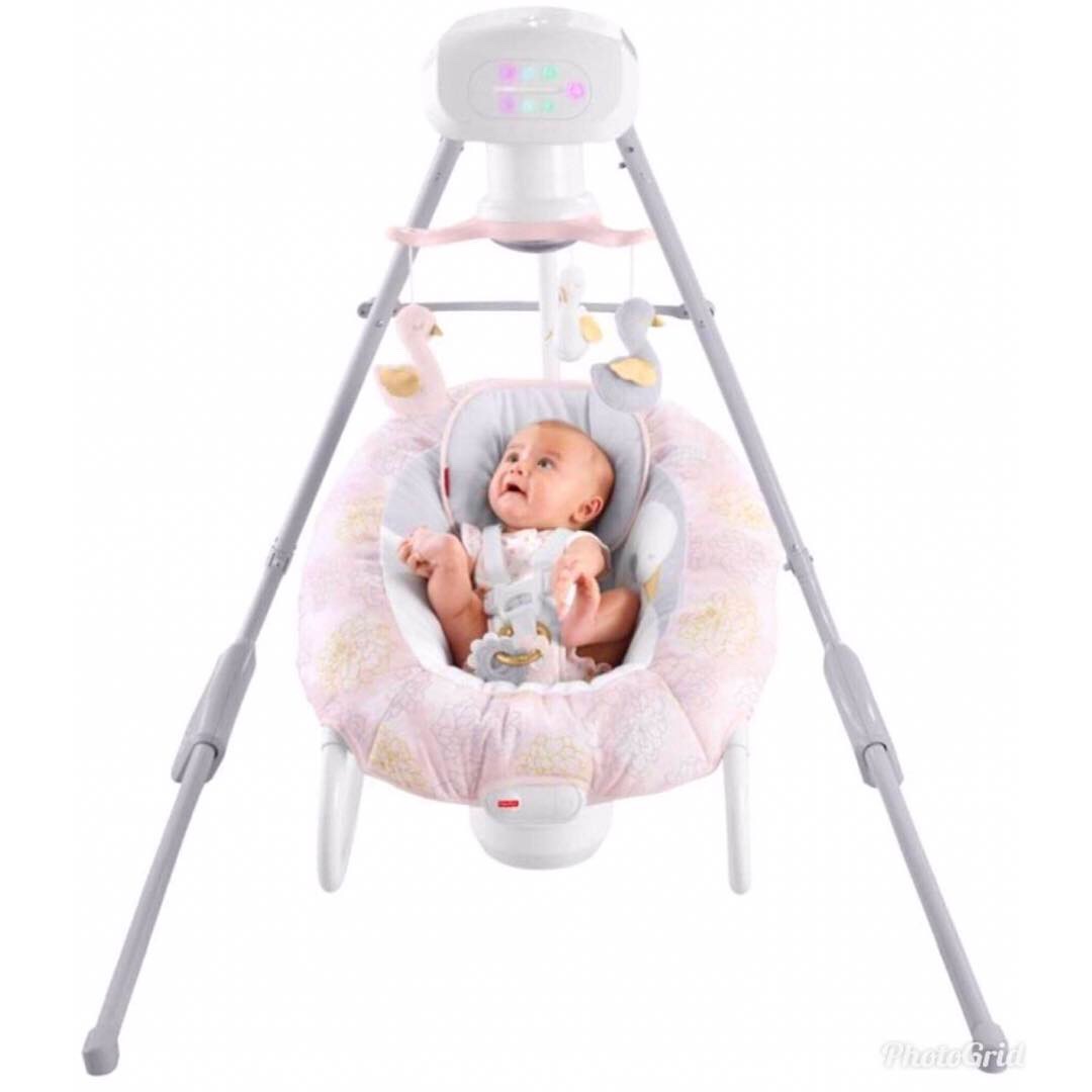 เปลไกวอัตโนมัติและพิเศษสามารถแยกเบาะที่มีระบบสั่นอัตโนมัติออกมาได้ Fisher-Price My Sweet Swan 2-in-1 Deluxe Cradle 'n Swing