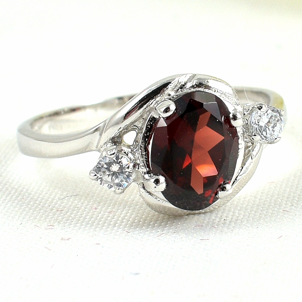 แหวนเงินแท้ราคาถูกชุบทองคำขาว พลอยแท้โกเมน 1.40 กะรัต เพชรCZ 0.12 กะรัต งานประณีตสวยงาม สั่งผลิตค่ะ