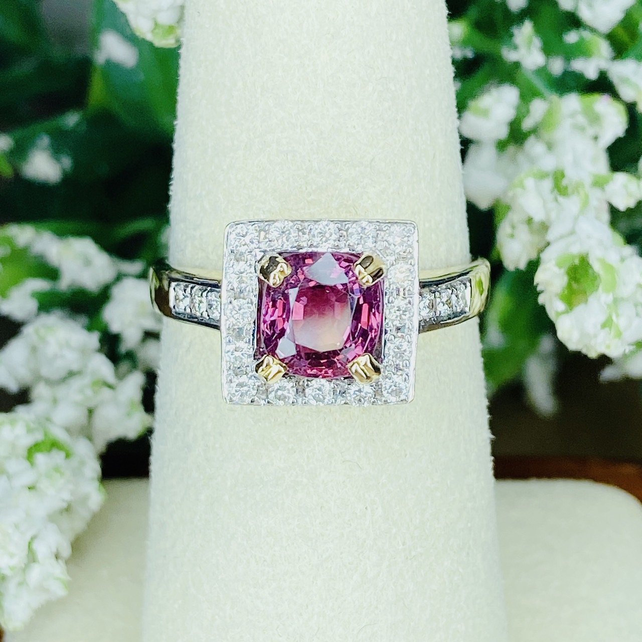Tourmaline สี Brownish Red Natural Tourmaline พลอยดิบ เกรด A เป็นสีที่นิยมที่สุดของทัวร์มาลีนเลยค่ะ พลอยล้อมเพชร ทำให้พลอยดูเด่นขึ้น เพชรน้ำร้อยขาวสวยมากๆค่ะ