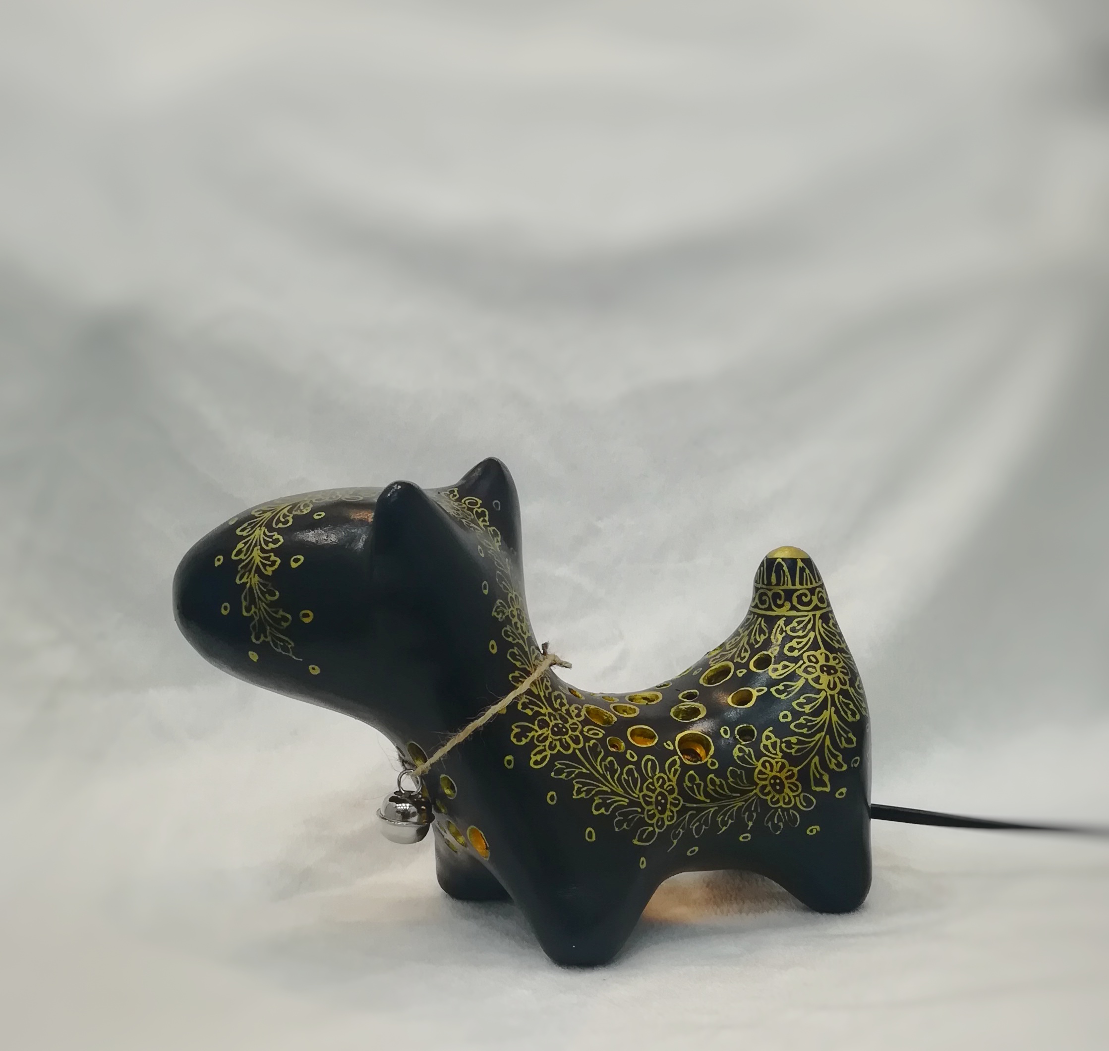 โคมไฟตั้งโต๊ะน้องหมาดำลายทอง สำเนา