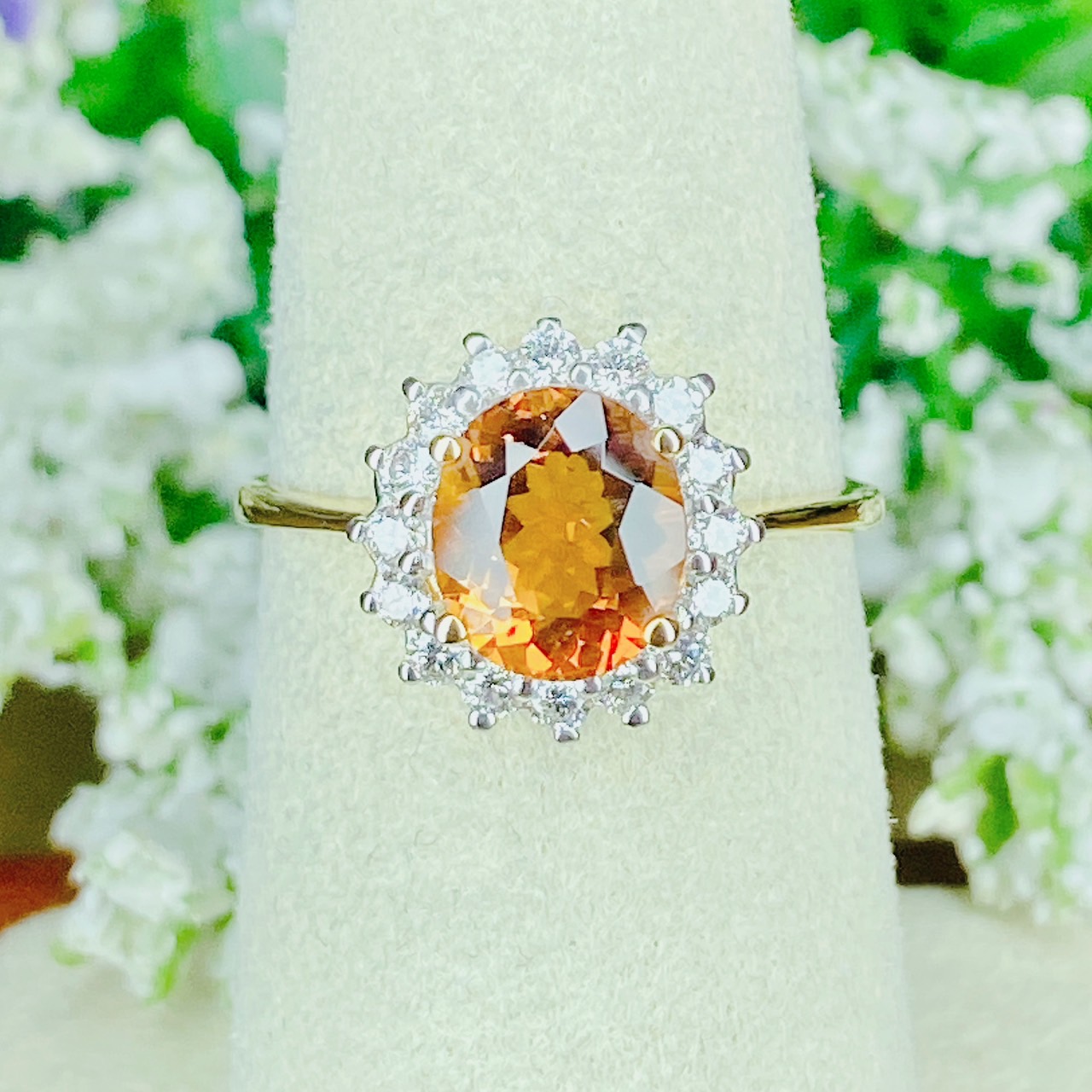 แหวนซิทรินสีส้มธรรมชาติ เจียรเหลี่ยมสวย ล้อมเพชรกลม วงนี้ใส่ติดนิ้วได้ทุกวันค่ะ เพชรขาวสวยใสเล่นไฟดี