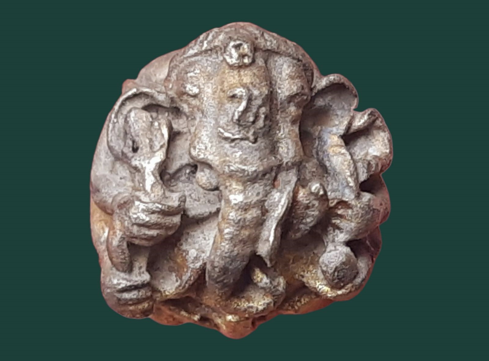 ลูกอม พระพิฆเนศวร เทวสถานโบสถ์พราหมณ์ กรุงเทพ ปี 2545 เนื้อทองผสม รุ่นคชสารหมื่นปี พิมพ์เล็ก เนื้อโลหะกะหลั่ยทอง