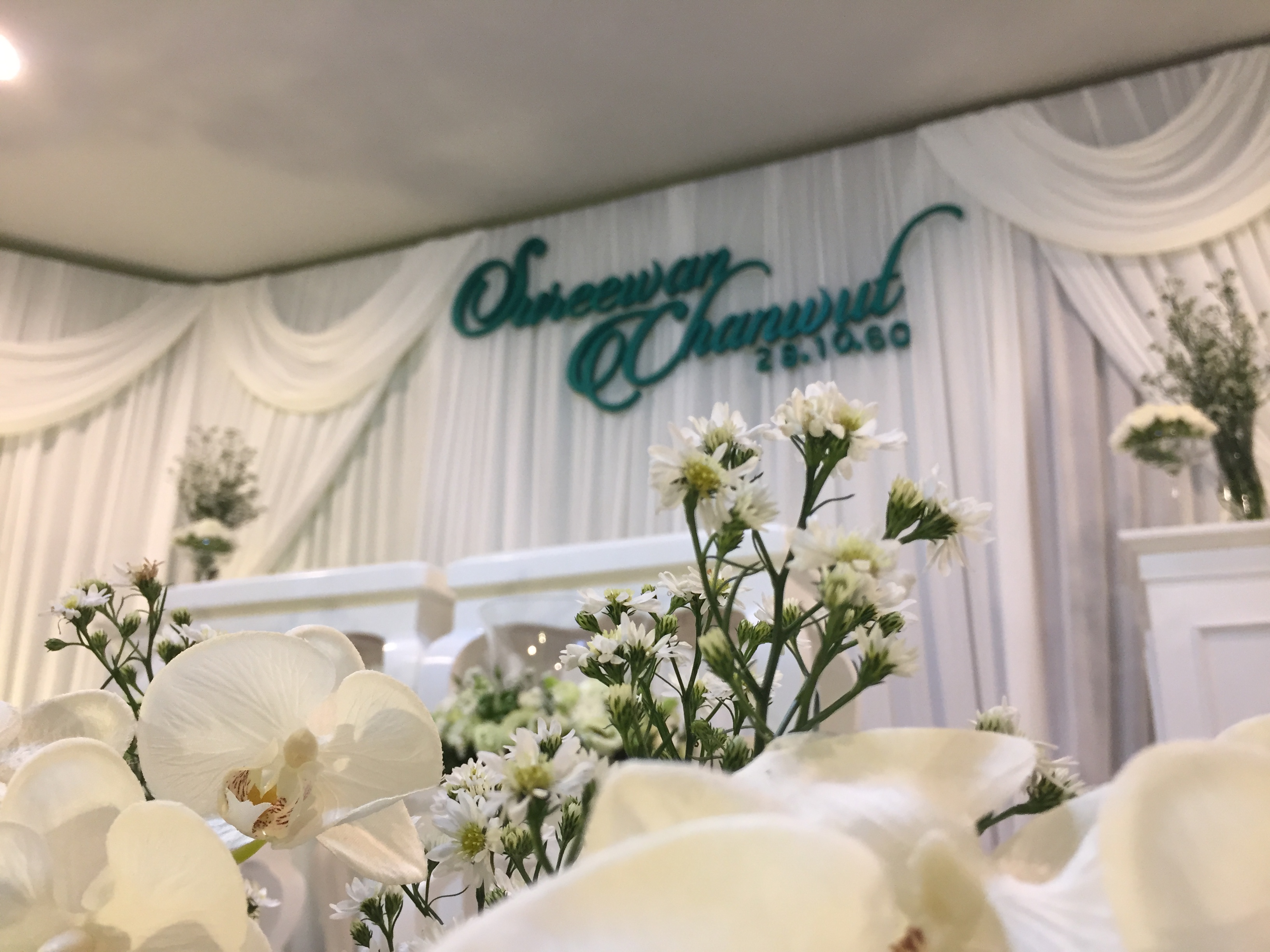 สถานที่หลั่งน้ำสังข์,แบคดรอปหลั่งน้ำสังข์ โทนขาวเขียว