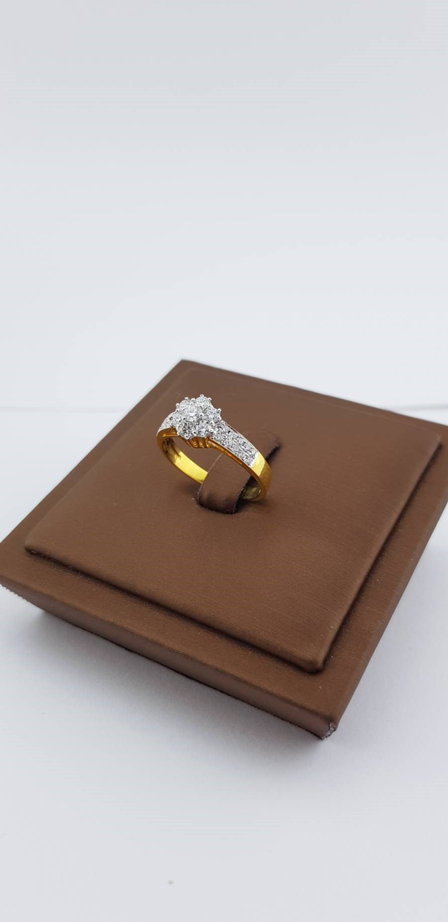 สั่งผลิตเพชรเบลเยี่ยมคัท แหวนแต่งงาน แหวนหมั้น ใส่เที่ยว ออกงาน แหวนทองคำ 18K เพชรแท้ 0.52 กะรัต 2.76 กรัม น้ำ 99 ราคาถูกมาก มีใบรับประกันค่ะ