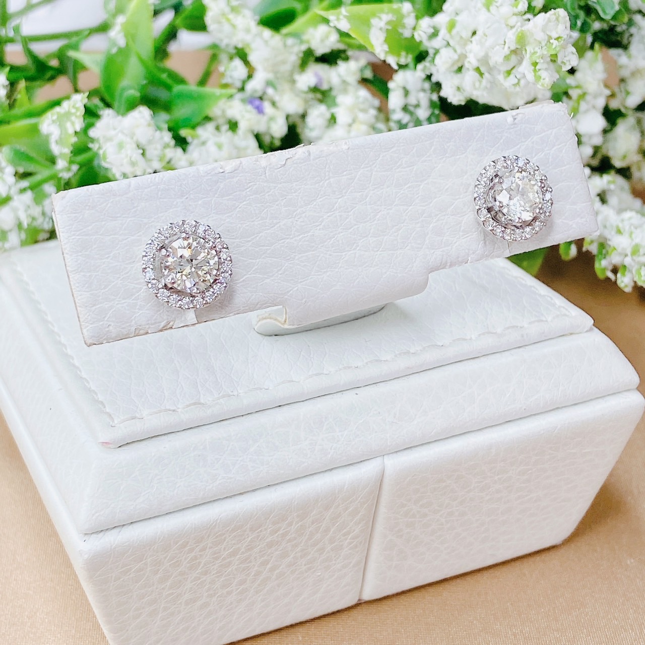 ต่างหูเพชรเม็ดเดี่ยวล้อมเพชรรอบทรงกลม เพชรกลาง เพชรเม็ดละ 75 ตัง ล้อมเพชรรอบ น้ำ98 คู่ใหญ่ น้ำสวย