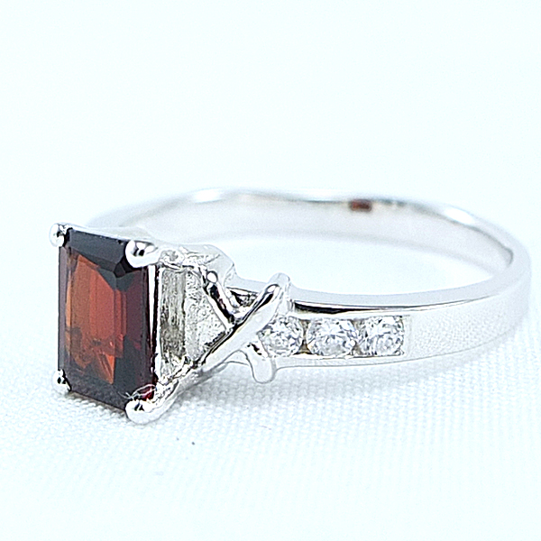 แหวนเงินแท้ราคาถูกชุบทองคำขาว พลอยแท้โกเมน 1.25 กะรัต เพชรCZ 0.18 กะรัต งานประณีตสวยงาม สั่งผลิตค่ะ