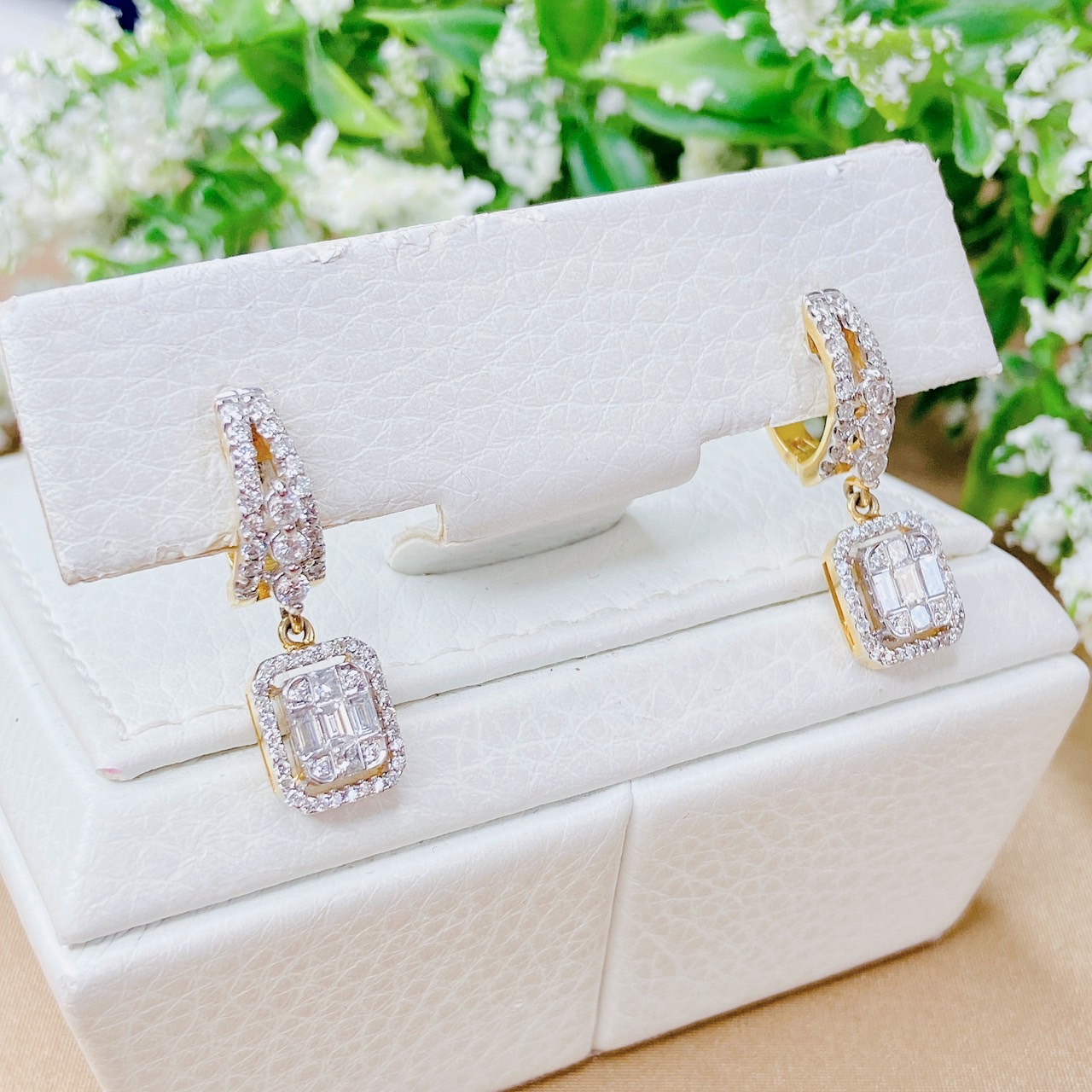 ต่างหูห่วงเพชรคู่ใหญ่ ห้อยจี้เพชรบาเก็ตประกบทรงกล่อง ตัวเรือนชุบทอง เพชรสวย เป็นประกาย