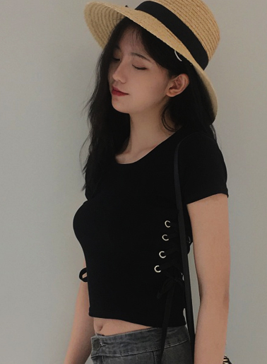 เสื้อครอปแฟชั่นคอกลมแต่งเก๋ช่วงข้างลำตัวใส่เชือกรอยห่วงสวยเก๋สไตล์เกาหลี รหัส 1673-สีดำ