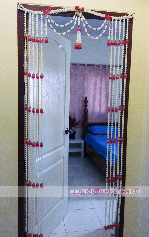 ม่านประตูดอกรัก ห้อยอุบะตรงกลาง