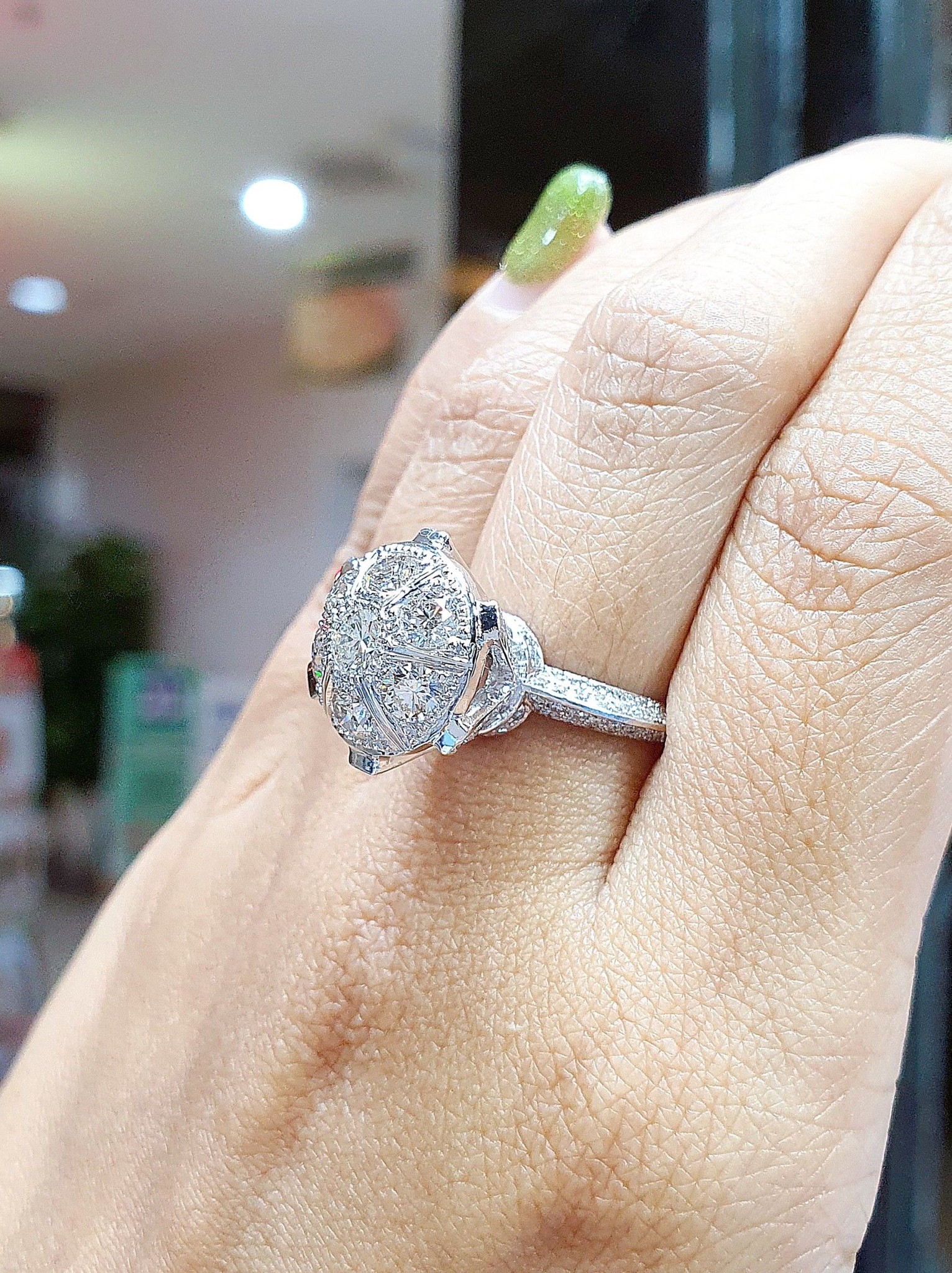 พร้อมส่งและสั่งผลิตแหวนเพชรแท้ชูหรูหราสง่างาม โดดเด่นไม่ซ้ำใครแน่นอน โชว์เพชรกลาง แหวนแต่งงาน แหวนหมั้น ใส่เที่ยว ออกงาน แหวนทองคำ 18K เพชรเบลเยี่ยมแท้ 2.32 กะรัต 165 เม็ด ราคาถูกมาก ส่งฟรี