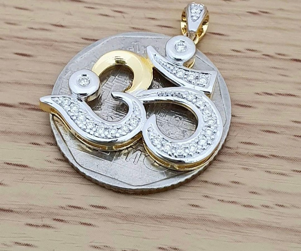 พร้อมส่งและสั่งผลิตจี้เพชรโอม พยางค์ศักดิ์สิทธิ์ นำความสำเร็จความร่ำรวยความโชคดี ใส่เที่ยว ออกงาน ทองคำ 9K เพชรเกสรแท้ 0.27 กะรัต ไม่รวมสร้อย ราคาถูกมาก ส่งฟรี