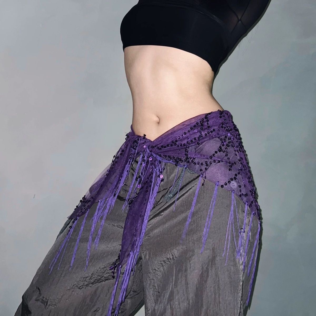 ผ้าผูกเอว พันสะโพกเต้นรำ ผ้าพันสามเหลี่ยมประดับเลื่อมสำหรับเต้นรำหน้าท้องแบบใหม่ ผ้าพันคอพู่สำหรับฝึกซ้อมเต้นสะโพก