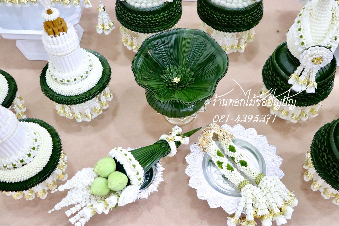 เครื่องบวชดอกไม้สดสีขาว