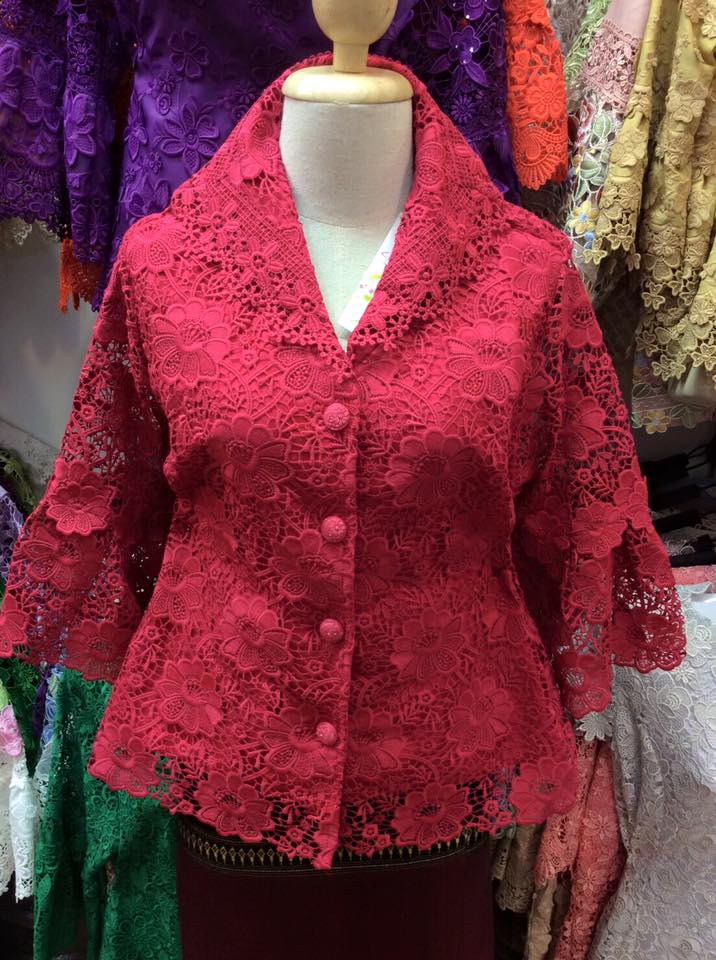 เสื้อลูกไม้คอปก สีแดง