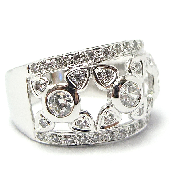 แหวนเงินแท้ราคาถูกชุบทองคำขาว เพชรCZเม็ดกลาง 0.17 กะรัต เพชรCZเม็ดข้าง 0.302 กะรัต งานประณีตสวยงาม สั่งผลิตค่ะ