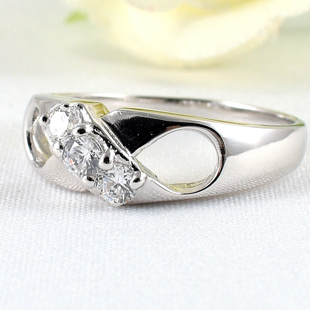 แหวนเงินแท้ราคาถูกชุบทองคำขาว เพชรCZแท้ 0.30 กะรัต งานประณีตสวยงาม สั่งผลิตค่ะ