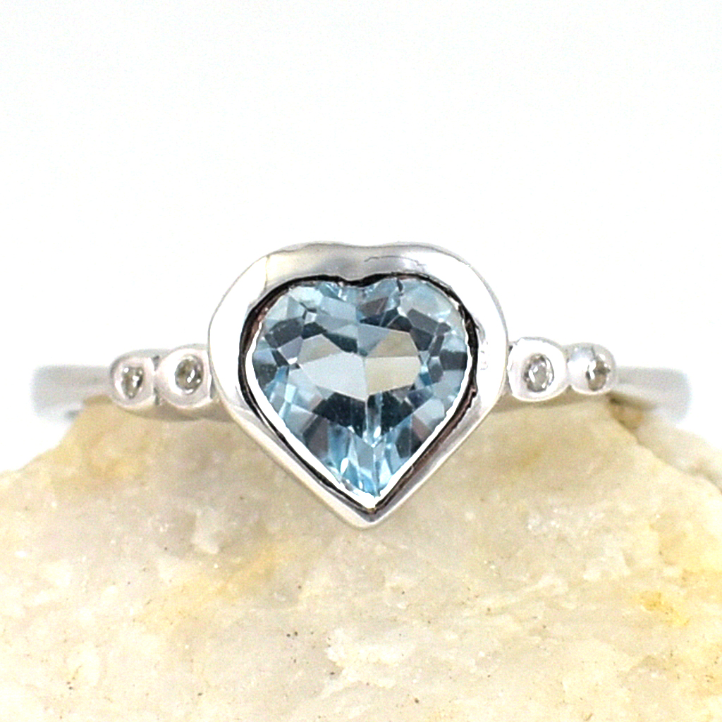 แหวนเงินแท้ราคาถูกชุบทองคำขาว สกายบลูโทปาซแท้ 1.20 กะรัต เพชรCZ 0.02 กะรัต งานประณีตสวยงาม สั่งผลิตค่ะ